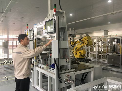 汽車(chē)配件的圖文說(shuō)明:廠內(nèi)工作人員正在新能源汽車(chē)汽車(chē)配件生產(chǎn)線上
