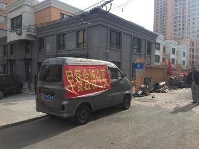 哈爾濱僵尸車停在街頭被做成廣告牌一年多